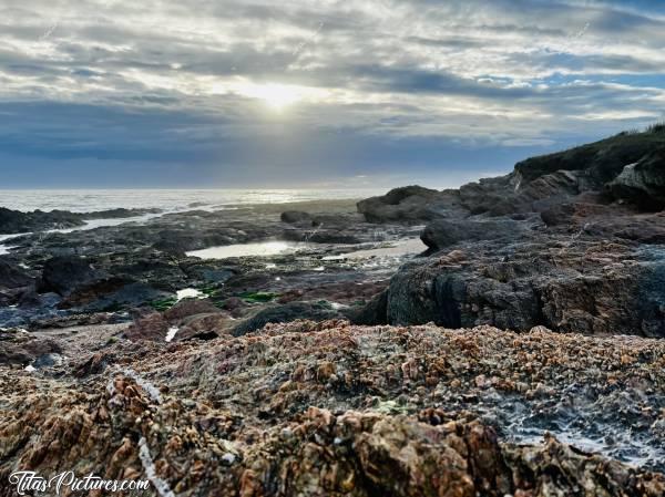 Photo Bretignolles-sur-Mer : Vue sur les rochers et la mer, à Brétignolles-sur-mer. Ça change de la côte Finistérienne 🤭😅 Le ciel était bien couvert, mais la lumière obtenue est intéressante je trouve.. Pas vous ?c, Bretignolles-sur-Mer, Rochers, Mer