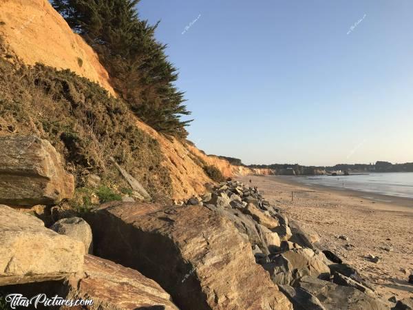 Photo La Mine d’Or : La plage de la Mine d’Or à Pénestin dans le 56. Quelle belles couleurs sur ces falaises alors que le soleil se couche..c, Pénestin, plage, Coucher de soleil, Falaises, Rochers, mer