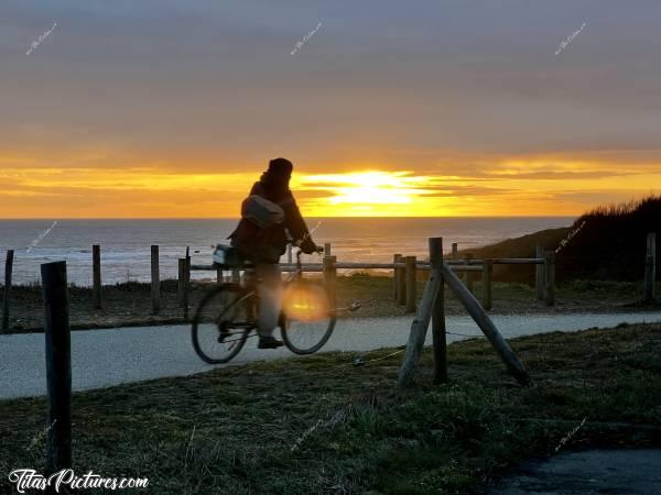 Photo Bretignolles-sur-Mer : En plein cadrage sur le coucher de Soleil sur la mer, voilà qu’un vélo passe 🤣🤭 Mais c’est pas mal du tout le rendu 🤗😍 Qu’en pensez-vous ?c, Bretignolles-sur-Mer, Coucher de soleil, Mer