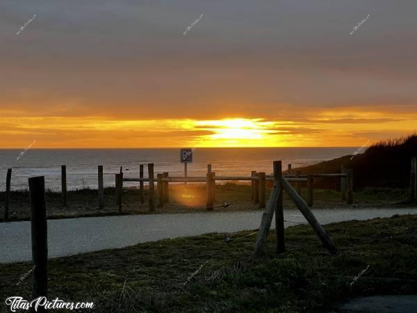 Photo Bretignolles-sur-Mer : Joli Coucher de soleil, le long de la côte à Bretignolles-sur-Mer. Pour ceux qui reconnaissent le point de vue, vous préférez avec ou sans le vélo ? 🤔🤭😅c, Tita’s Pictures, Bretignolles-sur-Mer, Coucher de soleil, mer