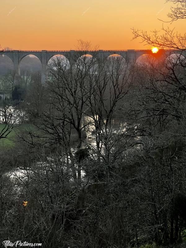 Photo Le Viaduc de Barbin : Pour avoir cette photo, avec le Soleil qui commence à se cacher derrière le Viaduc, j’ai du marcher très vite pour arriver à temps à ce point de vue 😅 Une minute plus tard, il était passé derrière le Viaduc 😅🤗😍c, Parc de la Barbinière, Saint-Laurent-sur-Sèvres, Viaduc de Barbin