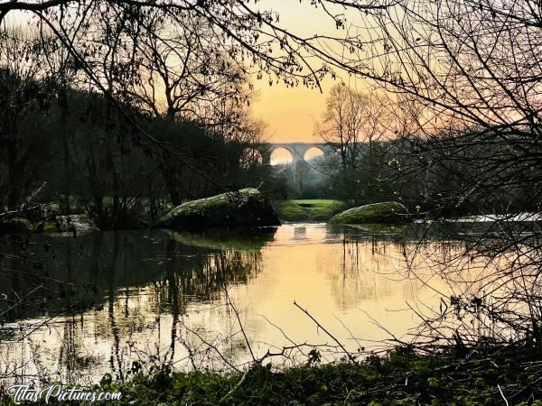 Photo Le Viaduc de Barbin : Coucher de soleil sur la Sèvre Nantaise, avec vue sur le Viaduc de Barbin au fond 😍🥰c, Parc de la Barbinière, Saint-Laurent-sur-Sèvres, Viaduc de Barbin