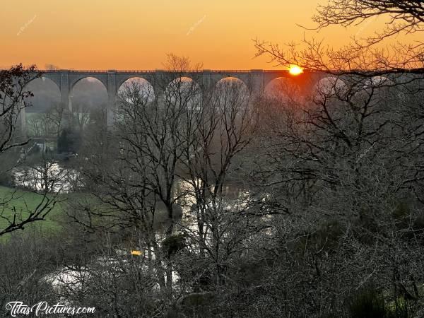 Photo Le Viaduc de Barbin : Coucher de soleil de fin d’hiver, sur le Viaduc de Barbin, au Parc de la Barbinière, à St-Laurent-sur-Sèvre.
Je suis arrivée juste à temps pour voir le Soleil se cacher derrière le Viaduc 🤗😍c, Parc de la Barbinière, Saint-Laurent-sur-Sèvre, Viaduc de Barbin