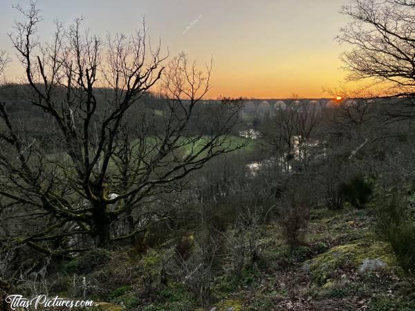 Photo Le Parc de la Barbinière : Coucher de soleil de fin d’hiver, sur le Viaduc de Barbin, au Parc de la Barbinière, à St-Laurent-sur-Sèvres.
Il est temps que je rentre, avant de ne plus rien voir 😅c, Parc de la Barbinière, Saint-Laurent-sur-Sèvres, Viaduc de Barbin