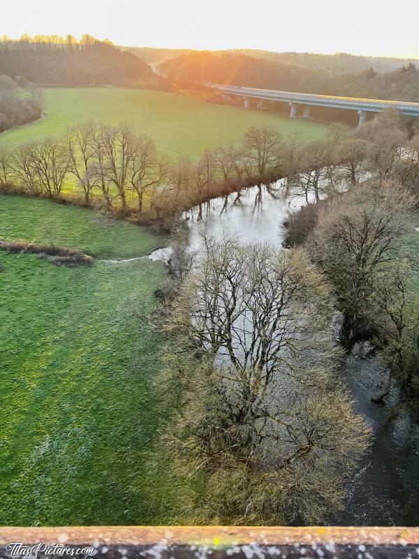 Photo Le Viaduc de Barbin : Vue du Viaduc de Barbin, une fin de journée d’hiver. Les arbres étant encore dénudés, on peut bien voir le tracé de la Sèvre Nantaise.c, Parc de la Barbinière, Saint-Laurent-sur-Sèvres, Viaduc de Barbin