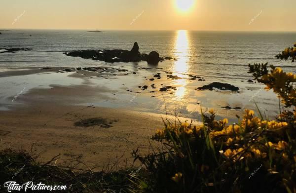 Photo La Mine d’Or : La plage de la Mine d’Or à Pénestin dans le 56. Environ 45 min au nord de la Baule. On comprends bien son nom avec ces reflets dorés sur le sable..c, Pénestin, plage, Coucher de soleil, Rochers, mer