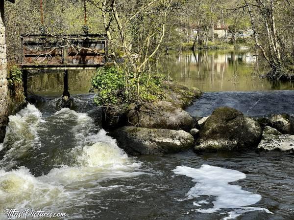 Photo Le Moulin d'Etourneau : L’Ecluse du Moulin d'Etourneau est ouverte en début de Printemps. Mais le niveau de la Sèvre Nantaise n’est pas bien haut. Les rochers devraient être recouverts à cette période 😬😥c, Le Moulin d'Etourneau, Parc de la Barbinière, Saint-Laurent-sur-Sèvre