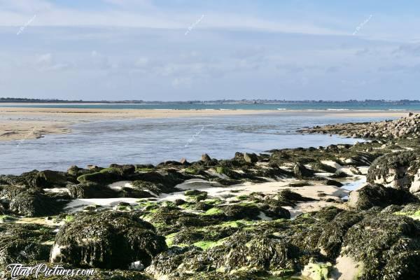 Photo La Baie du Kernic : La rivière, se jetant à la mer…
Il s’agit de la Baie du Kernic, à marée descendante. A ce passage étroit, il y a beaucoup de goëmon sur les rochers.c, La Baie du Kernic, Porsguen, Plouescat