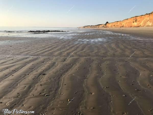 Photo La Mine d’Or : La plage de la Mine d’Or à Pénestin dans le 56. Très jolies ces traces laissées par la mer dans le sable..c, Pénestin, plage, Coucher de soleil, Falaises, Rochers, mer