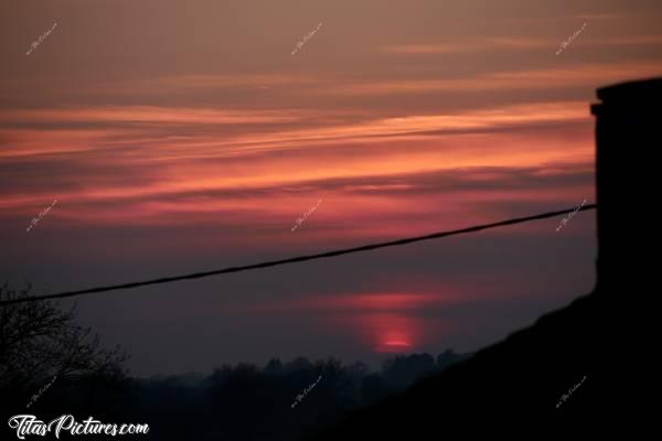 Photo Coucher de soleil : Coucher de soleil de fin Janvier, en Vendée. On devine un petit restant de Soleil derrière les nuages… Trop beau ce dégradé de couleurs 😍🥰c, Coucher de soleil