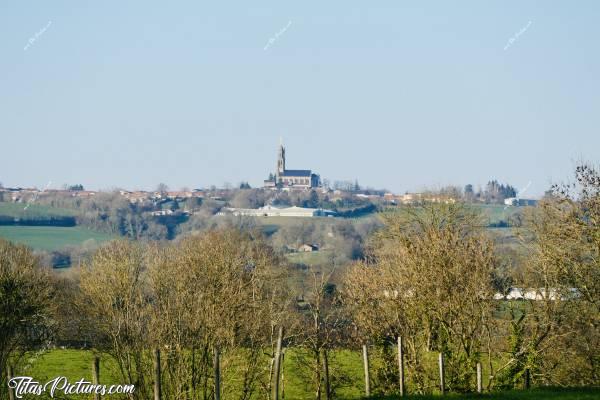 Photo L’Arc Ange : Au loin, perché sur sa colline, le point culminant de la Vendée : l’Arc Ange Saint Michel, à Saint-Michel-Mont-Mercure. On peut le voir de très loin, à des kilomètres à la ronde 😅😍c, Arc Ange, Saint-Michel, Saint-Michel-Mont-Mercure