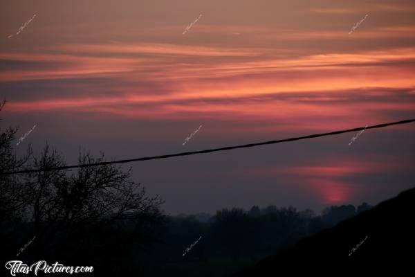 Photo Coucher de soleil : Coucher de soleil de fin Janvier, en Vendée. On devine un petit restant de Soleil, derrière les nuages. Trop beau ce dégradé de couleurs 😍🥰c, Coucher de soleil