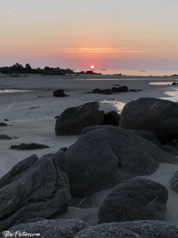 Photo La Baie du Kernic : Coucher de soleil à la Baie du Kernic, sur la mer à marée basse 😍c, Tita’s Pictures, Finistère, Baie du Kernic, Mer, Rochers, sable