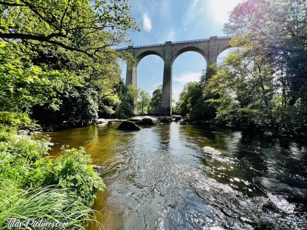 Photo Le Viaduc de Barbin : Petite pause au soleil sur un gros rocher, au bord de la Sèvre Nantaise, afin de profiter de cette belle vue sur le Viaduc de Barbin 😍😎c, Viaduc de Barbin, le Parc de la Barbinière, Saint-Laurent-sur-Sèvre