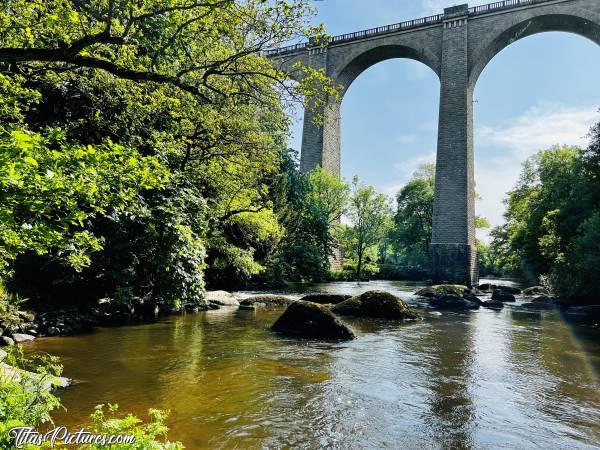 Photo Le Viaduc de Barbin : Petite pause au soleil sur un gros rocher, au bord de la Sèvre Nantaise, afin de profiter de cette belle vue sur le Viaduc de Barbin 😍😎c, Viaduc de Barbin, le Parc de la Barbinière, Saint-Laurent-sur-Sèvre