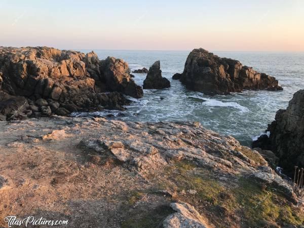 Photo Batz-sur-Mer : Batz-sur-Mer près du Grand Blockhaus.c, Batz-sur-Mer, mer, Rochers, Coucher de soleil