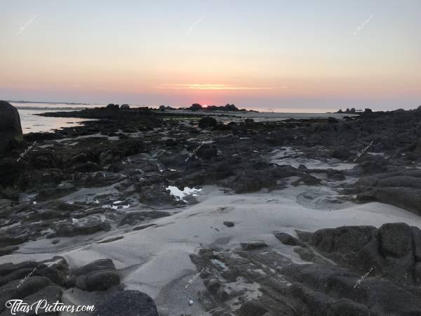 Photo La Baie du Kernic (29) : Coucher de soleil à la Baie du Kernic, sur les rochers en marée basse. Je n’avais malheureusement pas de bon zoom à l’époque. Mais j’aime beaucoup le rendu 🥰c, Tita’s Pictures, Finistère, Baie du Kernic, Mer, Rochers, sable