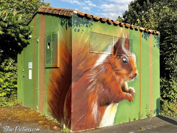 Photo Écureuil 🐿️ : Comment égayer une construction vraiment pas belle ? Et bien, faites appel à un artiste, et voici le Résultat ! Un mignon petit Écureuil qui fait oublier ce local électrique 👍🏻😍c, Peinture, Graph, Street Art, Écureuil