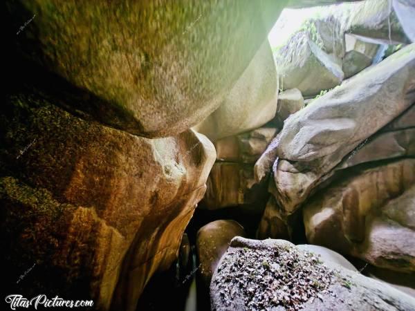 Photo La Grotte d’Arthus : Cette grotte est située dans la Forêt d’Huelgoat. Elle aurait hébergé le roi des chevaliers de la Table Ronde, Arthur. On y voit son lit, creusé dans la pierre et haut perché pour le protéger des bêtes nocturnes.c, La Grotte d’Arthus, La Forêt d’Huelgoat