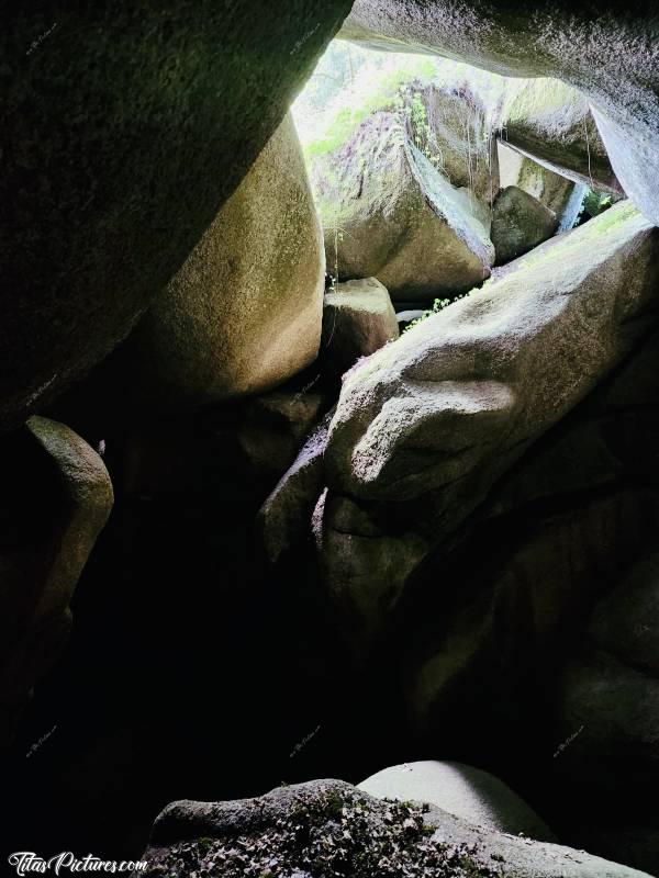 Photo La Grotte d’Arthus : Cette grotte est située dans la Forêt d’Huelgoat. Elle aurait hébergé le roi des chevaliers de la Table Ronde, Arthur. On y voit son lit, creusé dans la pierre et haut perché pour le protéger des bêtes nocturnes.c, La Grotte d’Arthus, La Forêt d’Huelgoat