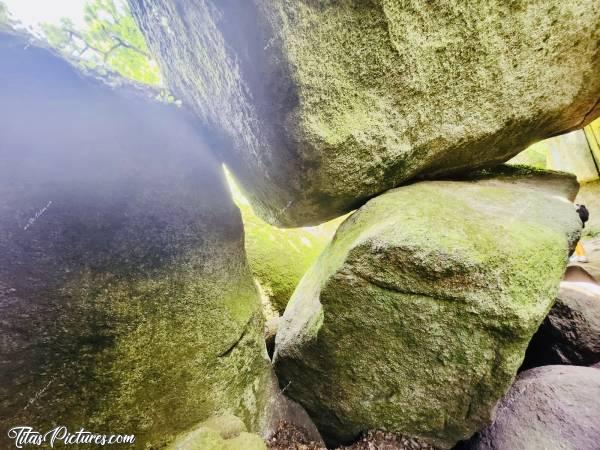 Photo La Grotte d’Arthus : Cette grotte est située dans la Forêt d’Huelgoat. Elle aurait hébergé le roi des chevaliers de la Table Ronde, Arthur.c, La Grotte d’Arthus, La Forêt d’Huelgoat