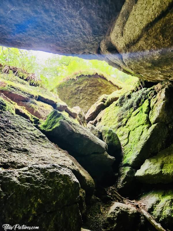 Photo La Grotte d’Arthus : Cette grotte est située dans la Forêt d’Huelgoat. Elle aurait hébergé le roi des chevaliers de la Table Ronde, Arthur.c, La Grotte d’Arthus, La Forêt d’Huelgoat
