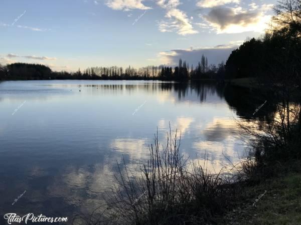 Photo Lac de l’Espérance : Joli jeu d’Ombres Chinoises en fin de journée, sur le Lac de l’Espérance à Pouzauges 😍🥰c, Lac de l’Espérance, Pouzauges, Coucher de Soleil