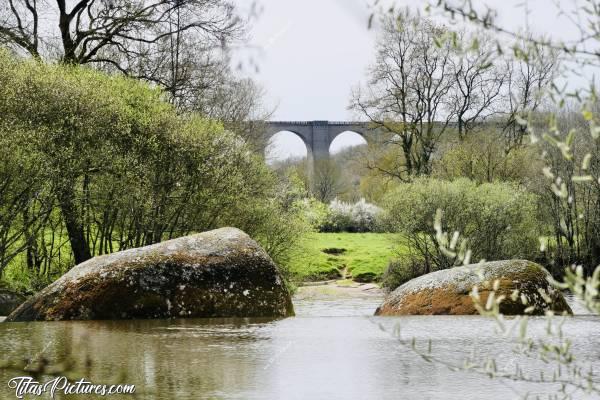 Photo Le Viaduc de Barbin : Le Viaduc de Barbin au Printemps, quand la Sèvre Nantaise avait encore un bon niveau. Ça fait Piscine à débordement à cet endroit, entre les 2 rochers 👍🏻😍c, Le Viaduc de Barbin, Sèvre Nantaise