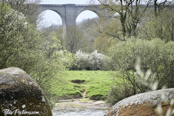 Photo Le Viaduc de Barbin : J’aime beaucoup ce passage de la randonnée, où l’on peut apercevoir le Viaduc pour la 1ère fois. Il apparaît comme cela à l’horizon, alors qu’on ne s’y attend pas du tout 😅🤗😍c, Le Viaduc de Barbin, la Sèvre Nantaise