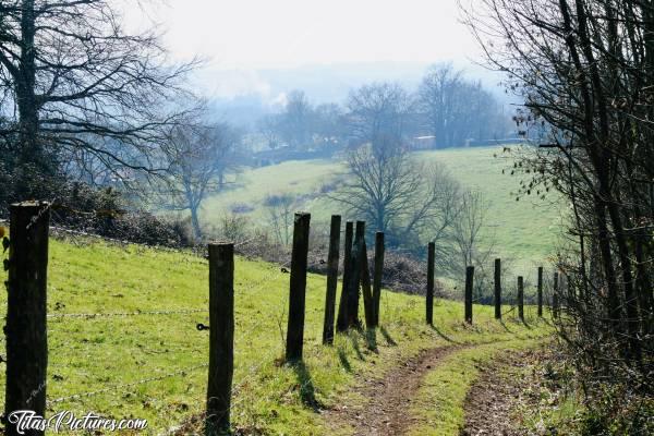 Photo Le Bocage Vendéen : Petite randonnée dans la campagne de l’Epaud. Qu’est-ce que j’adore cette vue sur le bocage vendéen 😍🥰c, L’Epaud, chemin de randonnée, campagne