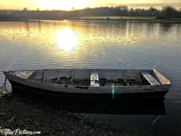 Photo Retenue de Rochereau : Retenue de Rochereau à Monsireigne. Vieille barque sous le Coucher de soleil..c, Retenue de Rochereau, Vieille Barque, Lac, Coucher de soleil