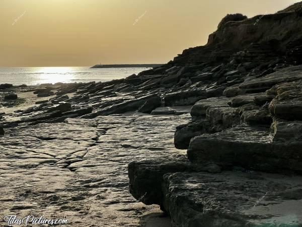 Photo Plage du Veillon : La Plage du Veillon coté rochers. J’adore ces rochers qui forment des marches naturelles, très pratiques pour s’asseoir confortablement face à la mer 😍😎🥰c, Plage du Veillon, Talmont-Saint-Hilaire