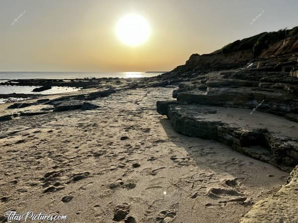 Photo Plage du Veillon : La Plage du Veillon coté rochers. J’adore ces rochers qui forment des marches naturelles, très pratiques pour s’asseoir confortablement face à la mer 😍😎🥰c, Plage du Veillon, Talmont-Saint-Hilaire