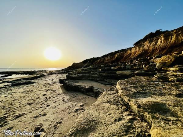 Photo Plage du Veillon : La Plage du Veillon, côté rochers. La côte a encore été bien érodée depuis la dernière fois que j’y suis allée 🙁 Il y a même plusieurs plaques de rochers qui se sont détachées 😧😥c, Plage du Veillon, Talmont-Saint-Hilaire