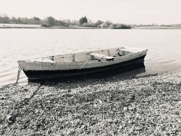 Photo Retenue de Rochereau : Retenue de Rochereau à Monsireigne (85). Vieille barque sous le Coucher de soleil en noir et blanc. C’est magique comment on se croirait en pleine journée 😊c, Retenue de Rochereau, Vieille Barque, Lac, Coucher de soleil