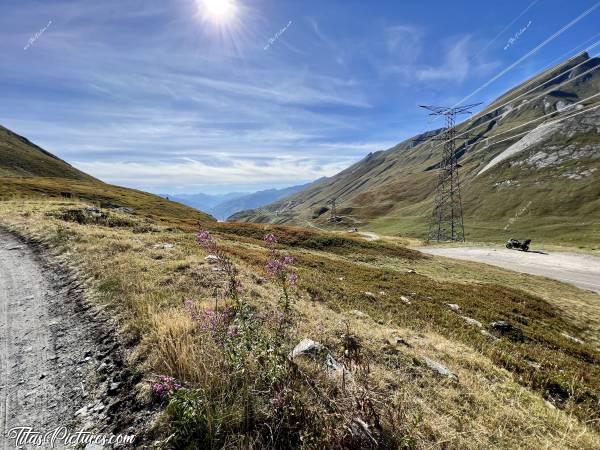 Photo Le Col du Petit Saint Bernard : Début de ma randonnée 🥾 au Col du Petit Saint Bernard. Heureusement qu’il y avait un petit vent frais pour pouvoir grimper sans trop souffrir 😅c, Col du Petit Saint Bernard, Montagnes