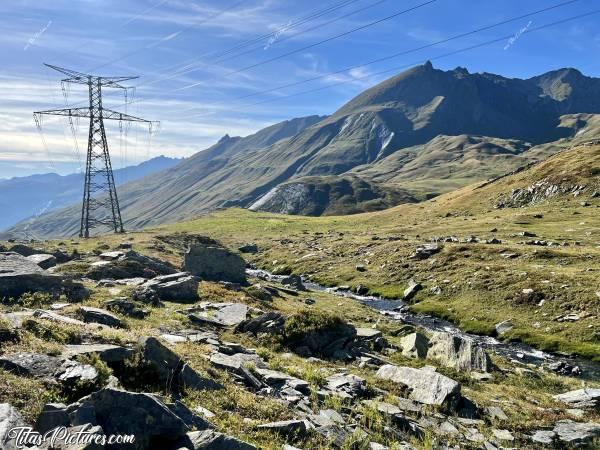 Photo Le Col du Petit Saint Bernard : Belle vue sur les montagnes, au Col du Petit Saint Bernard. Une petite rivière d’eau fraîche bienvenue, sillonne au travers de ce bel alpage 👍🏻😍c, Col du Petit Saint Bernard, Montagnes, Rivière