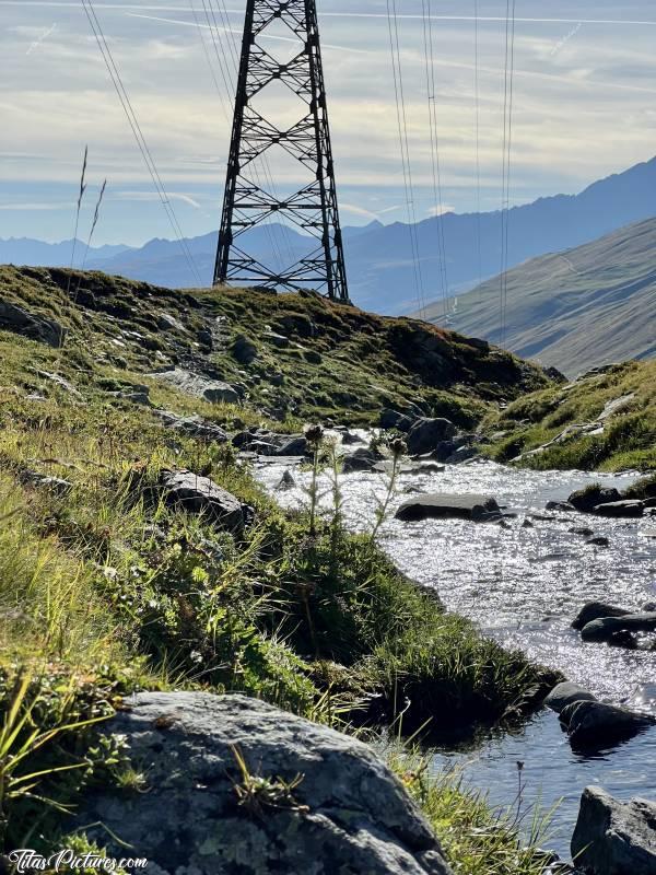 Photo Le Col du Petit Saint Bernard : Petite mise en valeur de la végétation, au bord de cette rivière, à l’eau bien fraîche.c, Col du Petit Saint Bernard, Montagnes, Rivière