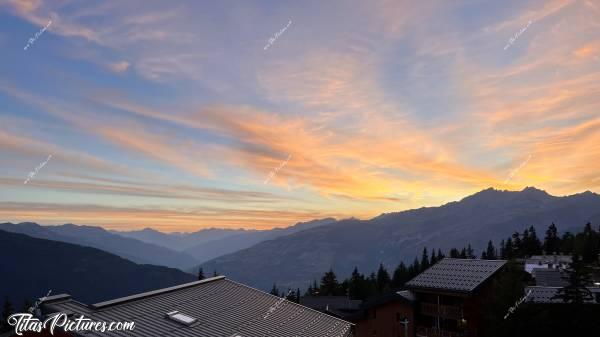 Photo La Rosière : Joli coucher de soleil, à la Rosière dans les Alpes. Il s’agit de la vue du Balcon de mon Logement Airbnb de cet Été 2023. Pas mal non ? 😍😎c, La Rosière, les Alpes, Montagnes, Coucher de soleil