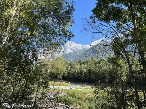 Photo Les Houches : Vue de la Gare SNCF des Houches, qui se trouve pas très loin de Chamonix. Très bel vue enneigée je trouve 👍🏻😍c, Les Houches, Les Alpes, Montagnes