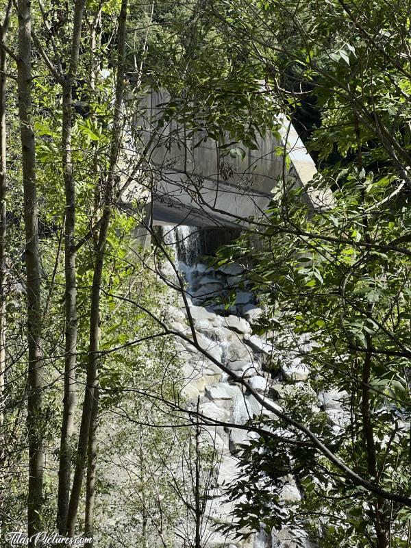 Photo Les Houches : Elle en fait du bruit cette chute d’eau 😅 Pourtant, il n’y a vraiment pas beaucoup d’eau 🤭 J’imagine le bruit qu’elle peut faire en période de fonte des neiges 😅c, Les Houches, Rivière de Montagne