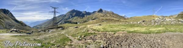 Photo Le Col du Petit Saint Bernard : Belle petite randonnée avec une belle vue sur les montagnes, au Col du Petit Saint Bernard. On aperçoit le sommet du Mont Blanc dans le fond sur la droite.c, Col du Petit Saint Bernard, Montagnes