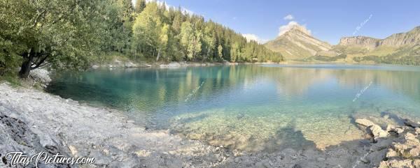 Photo Lac de Roselend : Le Lac de Roselend est situé sur le territoire de la commune de Beaufort-sur-Doron, dans le Beaufortain, en Savoie, entre le col du Pré et le Cormet de Roselend, à proximité de la station de sports d'hiver d'Arêches-Beaufort. Les montagnes aux alentours avoisinent les 2 800 mètres.c, Lac de Roselend, Beaufortin, Savoie