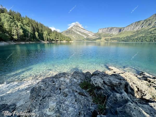 Photo Lac de Roselend : Le Lac de Roselend est situé sur le territoire de la commune de Beaufort-sur-Doron, dans le Beaufortain, en Savoie, entre le col du Pré et le Cormet de Roselend, à proximité de la station de sports d'hiver d'Arêches-Beaufort. Les montagnes aux alentours avoisinent les 2 800 mètres.c, Lac de Roselend, Beaufortin, Savoie