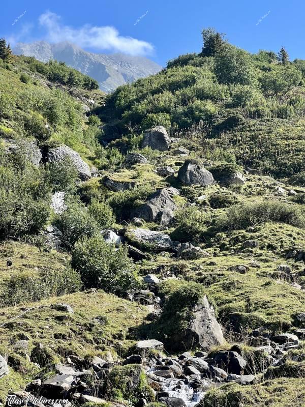 Photo Le Beaufortin : Je me suis arrêtée sur la Route du Cormet pour prendre cette photo. Mais je suis déçue du résultat 😕 Qu’en pensez-vous? On ne le voit pas très bien, il y a une belle petite rivière assez bruyante, qui dévale cette pente…c, Les Alpes, Beaufortin, Savoie