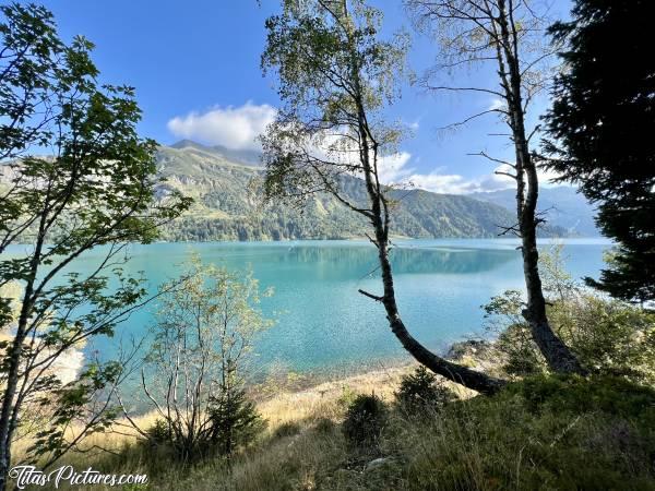 Photo Lac de Roselend : Vue ombragée du Lac de Roselend, qui se situe dans le Beaufortin, en Savoie.c, Lac de Roselend, Beaufortin, Savoie