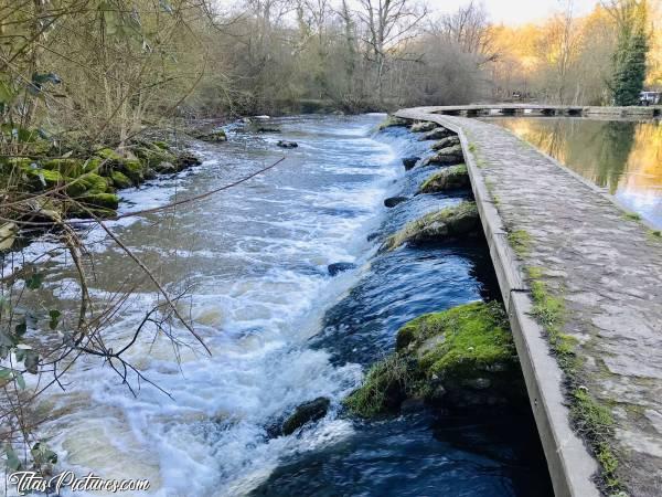 Photo St-Laurent-sur-Sèvre : Passage très sympathique à prendre au Parc de la Barbinière.c, Sèvre Nantaise, Pont, vieilles pierres