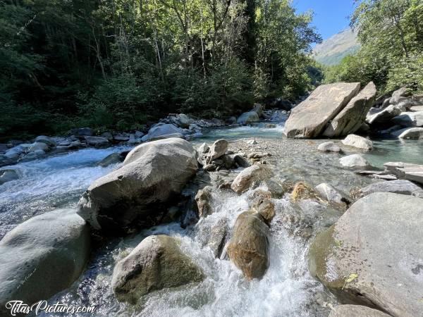 Photo Torrent des Glaciers : Sur la route entre Bourg-Saint-Maurice et le Lac de Roselend, j’ai dû m’arrêter pour immortaliser cette jolie vue sur le Torrent des Glaciers 👍🏻😍c, Torrent des Glaciers, Bourg-Saint-Maurice