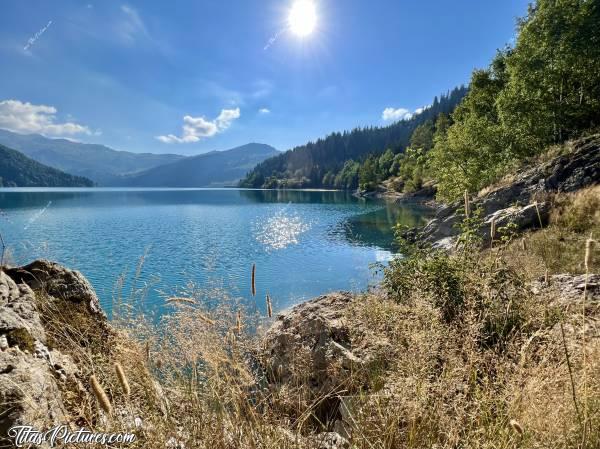 Photo Lac de Roselend : Vue sur le bord du Lac de Roselend. On ne le voit pas trop sur la photo, mais les berges sont très pentues et donc le Lac, devient vite très profond.c, Lac de Roselend, Beaufortin, Savoie