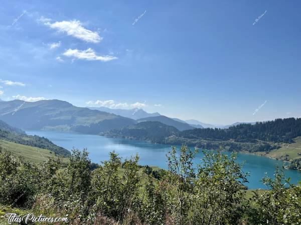 Photo Lac de Roselend : Vue des hauteurs, du Lac de Roselend. C’est pas un petit Lac 😅 Et encore, on ne le voit pas en entier sur cette photo 🤭c, Lac de Roselend, Beaufortin, Savoie